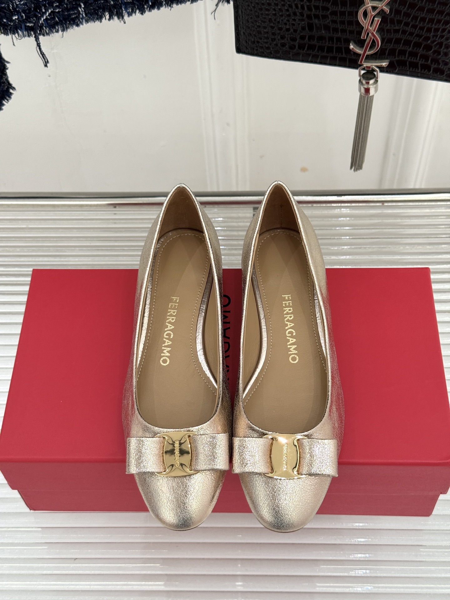 Ferragamo/菲拉格慕26WF新品 菱格蝴蝶结粗跟平底单鞋 蝴蝶结缀着格纹肌理 平底轻盈久站也不累脚 粒面牛皮细腻