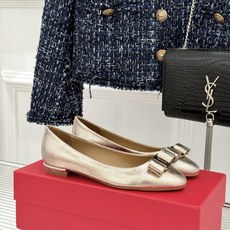 Ferragamo/菲拉格慕26WF新品 菱格蝴蝶结粗跟平底单鞋 蝴蝶结缀着格纹肌理 平底轻盈久站也不累脚 粒面牛皮细腻 Ferragamo/菲拉格慕26WF新品 菱格蝴蝶结粗跟平底单鞋 蝴蝶结缀着格纹肌理 平底轻盈久站也不累脚 粒面牛皮细腻
