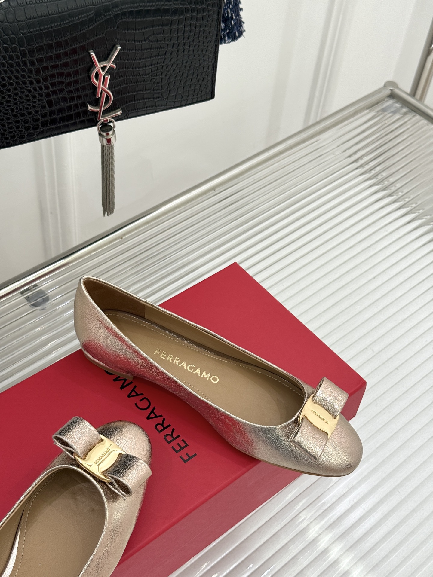 Ferragamo/菲拉格慕26WF新品 菱格蝴蝶结粗跟平底单鞋 蝴蝶结缀着格纹肌理 平底轻盈久站也不累脚 粒面牛皮细腻