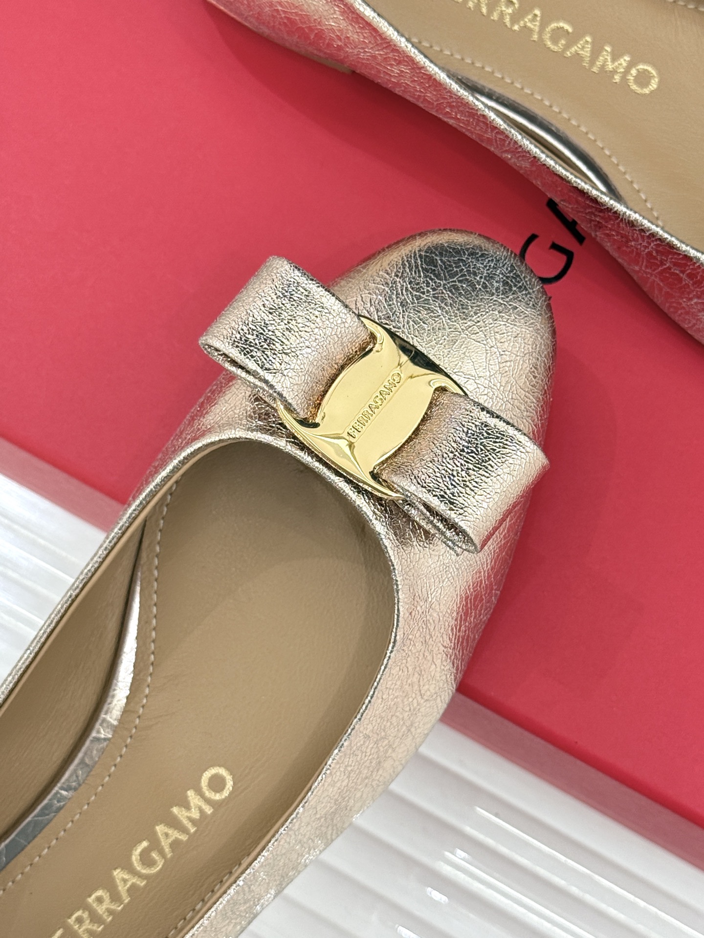Ferragamo/菲拉格慕26WF新品 菱格蝴蝶结粗跟平底单鞋 蝴蝶结缀着格纹肌理 平底轻盈久站也不累脚 粒面牛皮细腻