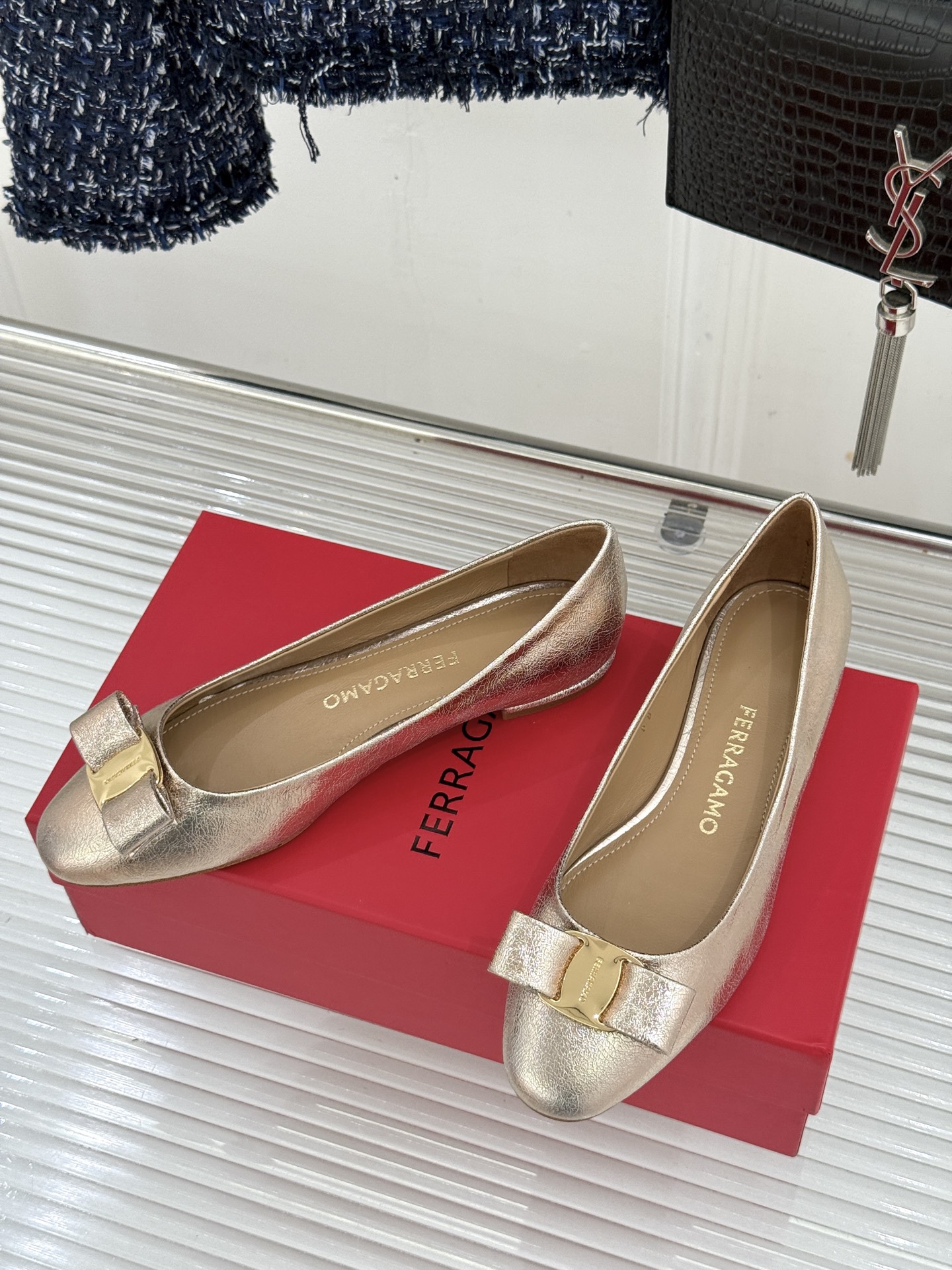 Ferragamo/菲拉格慕26WF新品 菱格蝴蝶结粗跟平底单鞋 蝴蝶结缀着格纹肌理 平底轻盈久站也不累脚 粒面牛皮细腻