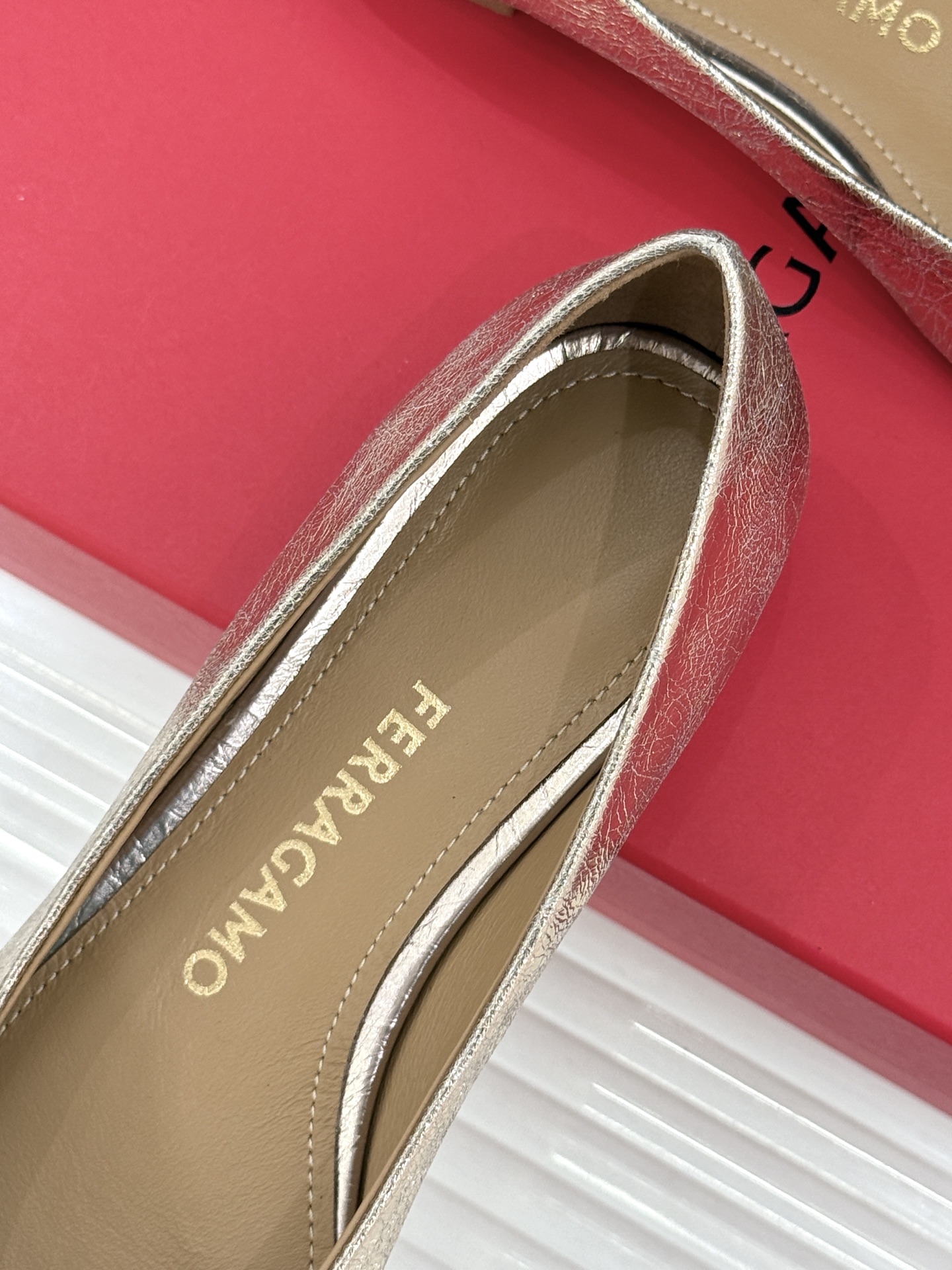 Ferragamo/菲拉格慕26WF新品 菱格蝴蝶结粗跟平底单鞋 蝴蝶结缀着格纹肌理 平底轻盈久站也不累脚 粒面牛皮细腻