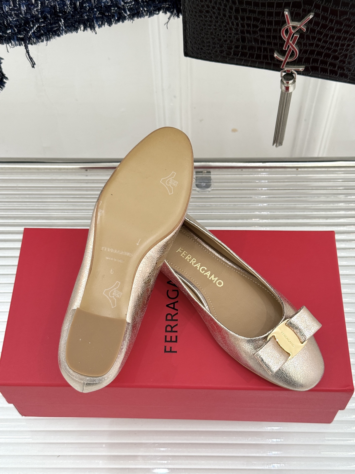 Ferragamo/菲拉格慕26WF新品 菱格蝴蝶结粗跟平底单鞋 蝴蝶结缀着格纹肌理 平底轻盈久站也不累脚 粒面牛皮细腻