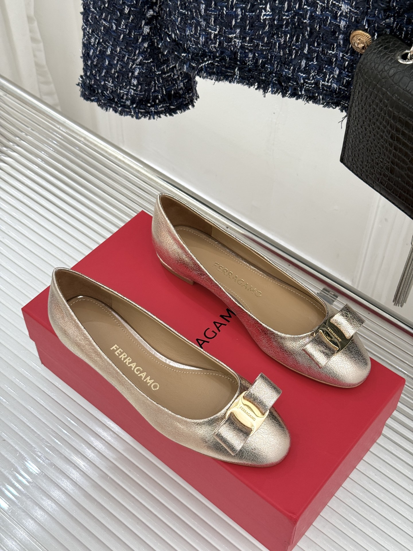 Ferragamo/菲拉格慕26WF新品 菱格蝴蝶结粗跟平底单鞋 蝴蝶结缀着格纹肌理 平底轻盈久站也不累脚 粒面牛皮细腻