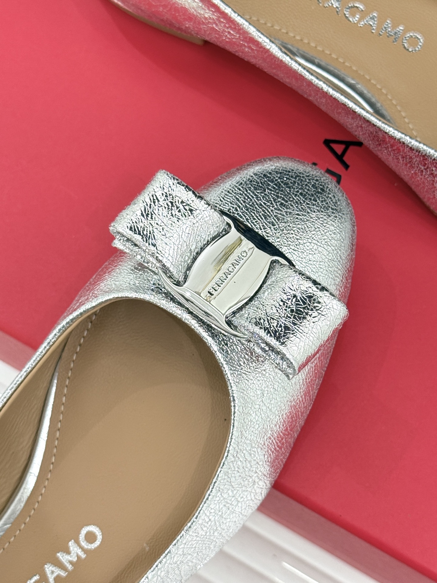 Ferragamo/菲拉格慕26WF新品 菱格蝴蝶结粗跟平底单鞋 蝴蝶结缀着格纹肌理 平底轻盈久站也不累脚 粒面牛皮细腻 Ferragamo/菲拉格慕26WF新品 菱格蝴蝶结粗跟平底单鞋 蝴蝶结缀着格纹肌理 平底轻盈久站也不累脚 粒面牛皮细腻