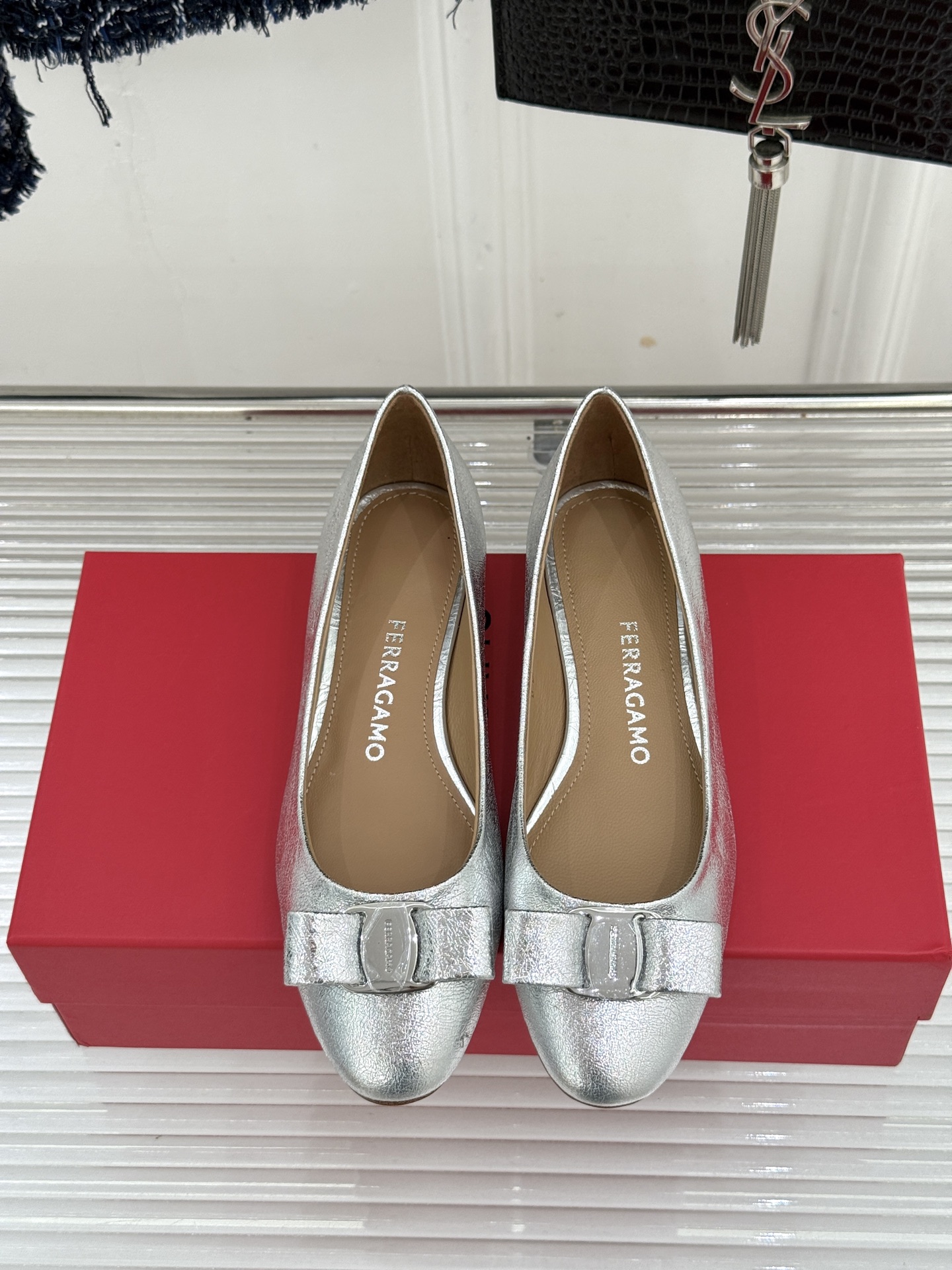 Ferragamo/菲拉格慕26WF新品 菱格蝴蝶结粗跟平底单鞋 蝴蝶结缀着格纹肌理 平底轻盈久站也不累脚 粒面牛皮细腻 Ferragamo/菲拉格慕26WF新品 菱格蝴蝶结粗跟平底单鞋 蝴蝶结缀着格纹肌理 平底轻盈久站也不累脚 粒面牛皮细腻