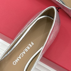 Ferragamo/菲拉格慕26WF新品 菱格蝴蝶结粗跟平底单鞋 蝴蝶结缀着格纹肌理 平底轻盈久站也不累脚 粒面牛皮细腻 Ferragamo/菲拉格慕26WF新品 菱格蝴蝶结粗跟平底单鞋 蝴蝶结缀着格纹肌理 平底轻盈久站也不累脚 粒面牛皮细腻