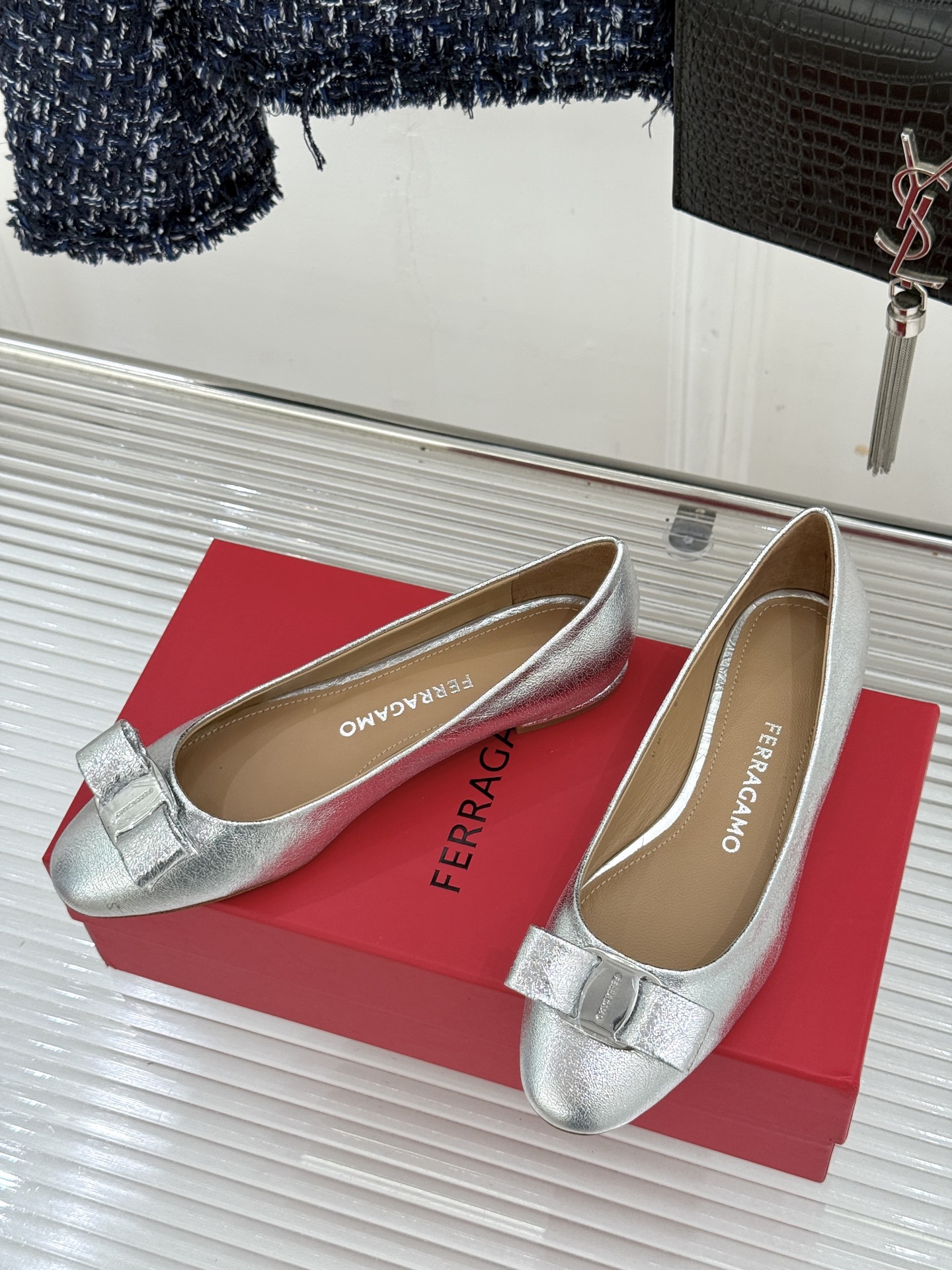 Ferragamo/菲拉格慕26WF新品 菱格蝴蝶结粗跟平底单鞋 蝴蝶结缀着格纹肌理 平底轻盈久站也不累脚 粒面牛皮细腻 Ferragamo/菲拉格慕26WF新品 菱格蝴蝶结粗跟平底单鞋 蝴蝶结缀着格纹肌理 平底轻盈久站也不累脚 粒面牛皮细腻