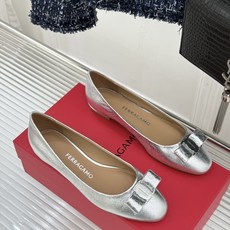 Ferragamo/菲拉格慕26WF新品 菱格蝴蝶结粗跟平底单鞋 蝴蝶结缀着格纹肌理 平底轻盈久站也不累脚 粒面牛皮细腻 Ferragamo/菲拉格慕26WF新品 菱格蝴蝶结粗跟平底单鞋 蝴蝶结缀着格纹肌理 平底轻盈久站也不累脚 粒面牛皮细腻