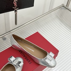 Ferragamo/菲拉格慕26WF新品 菱格蝴蝶结粗跟平底单鞋 蝴蝶结缀着格纹肌理 平底轻盈久站也不累脚 粒面牛皮细腻 Ferragamo/菲拉格慕26WF新品 菱格蝴蝶结粗跟平底单鞋 蝴蝶结缀着格纹肌理 平底轻盈久站也不累脚 粒面牛皮细腻