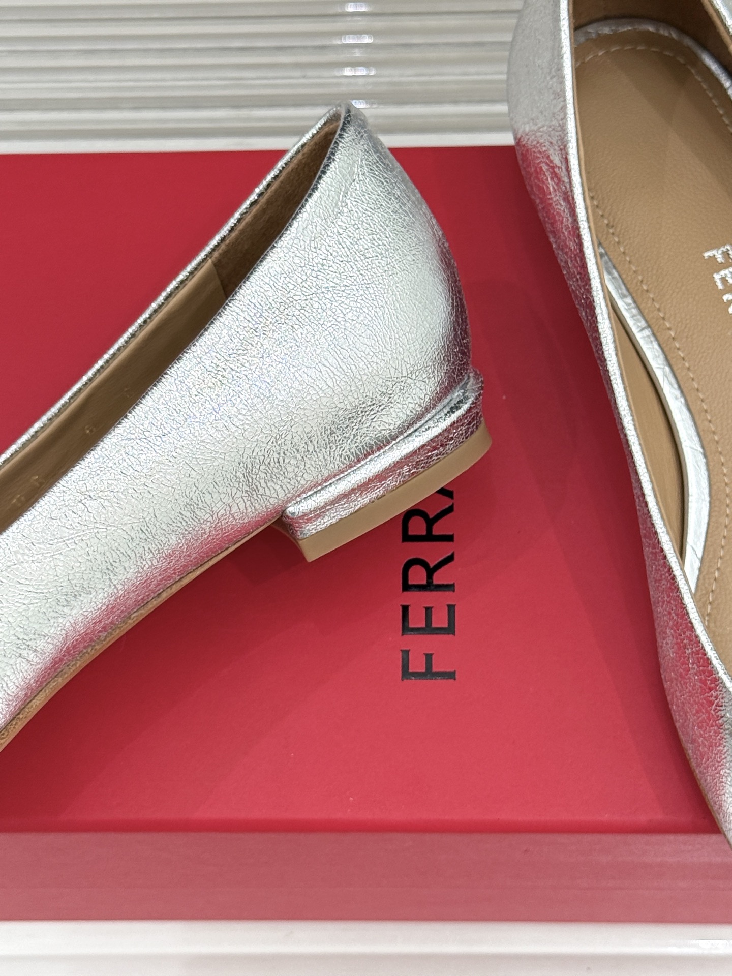 Ferragamo/菲拉格慕26WF新品 菱格蝴蝶结粗跟平底单鞋 蝴蝶结缀着格纹肌理 平底轻盈久站也不累脚 粒面牛皮细腻 Ferragamo/菲拉格慕26WF新品 菱格蝴蝶结粗跟平底单鞋 蝴蝶结缀着格纹肌理 平底轻盈久站也不累脚 粒面牛皮细腻
