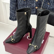 Gucci/古驰26WF新品马衔扣 老花侧拉链粗跟高跟短靴 马衔扣一扣经典 老花纹样爬满整条靴筒 侧拉链从踝到靴筒 粗跟 Gucci/古驰26WF新品马衔扣 老花侧拉链粗跟高跟短靴 马衔扣一扣经典 老花纹样爬满整条靴筒 侧拉链从踝到靴筒 粗跟