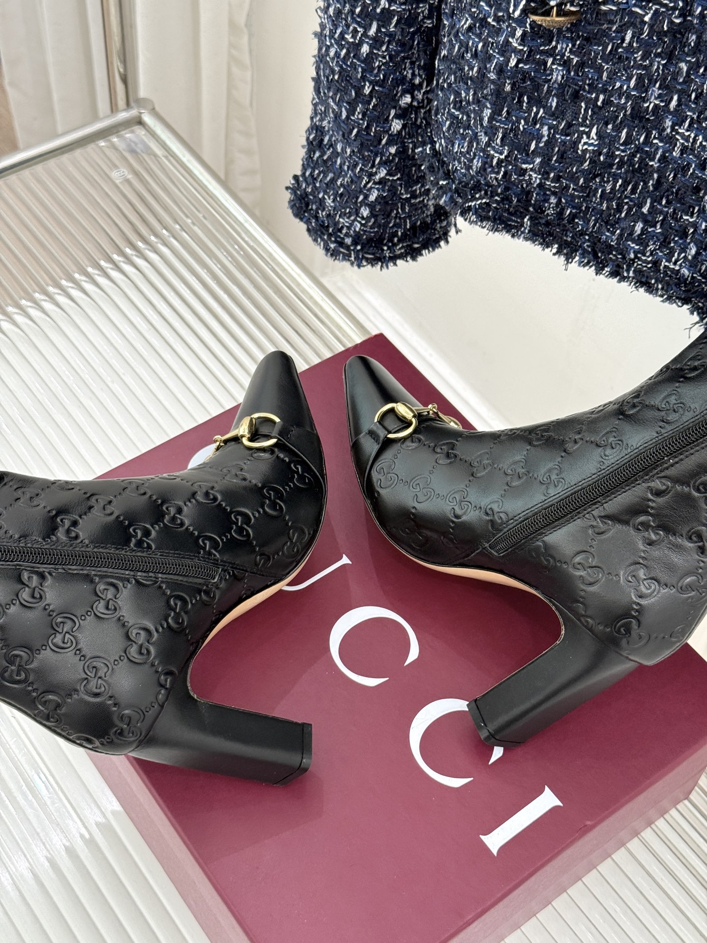Gucci/古驰26WF新品马衔扣 老花侧拉链粗跟高跟短靴 马衔扣一扣经典 老花纹样爬满整条靴筒 侧拉链从踝到靴筒 粗跟 Gucci/古驰26WF新品马衔扣 老花侧拉链粗跟高跟短靴 马衔扣一扣经典 老花纹样爬满整条靴筒 侧拉链从踝到靴筒 粗跟