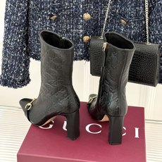 Gucci/古驰26WF新品马衔扣 老花侧拉链粗跟高跟短靴 马衔扣一扣经典 老花纹样爬满整条靴筒 侧拉链从踝到靴筒 粗跟 Gucci/古驰26WF新品马衔扣 老花侧拉链粗跟高跟短靴 马衔扣一扣经典 老花纹样爬满整条靴筒 侧拉链从踝到靴筒 粗跟