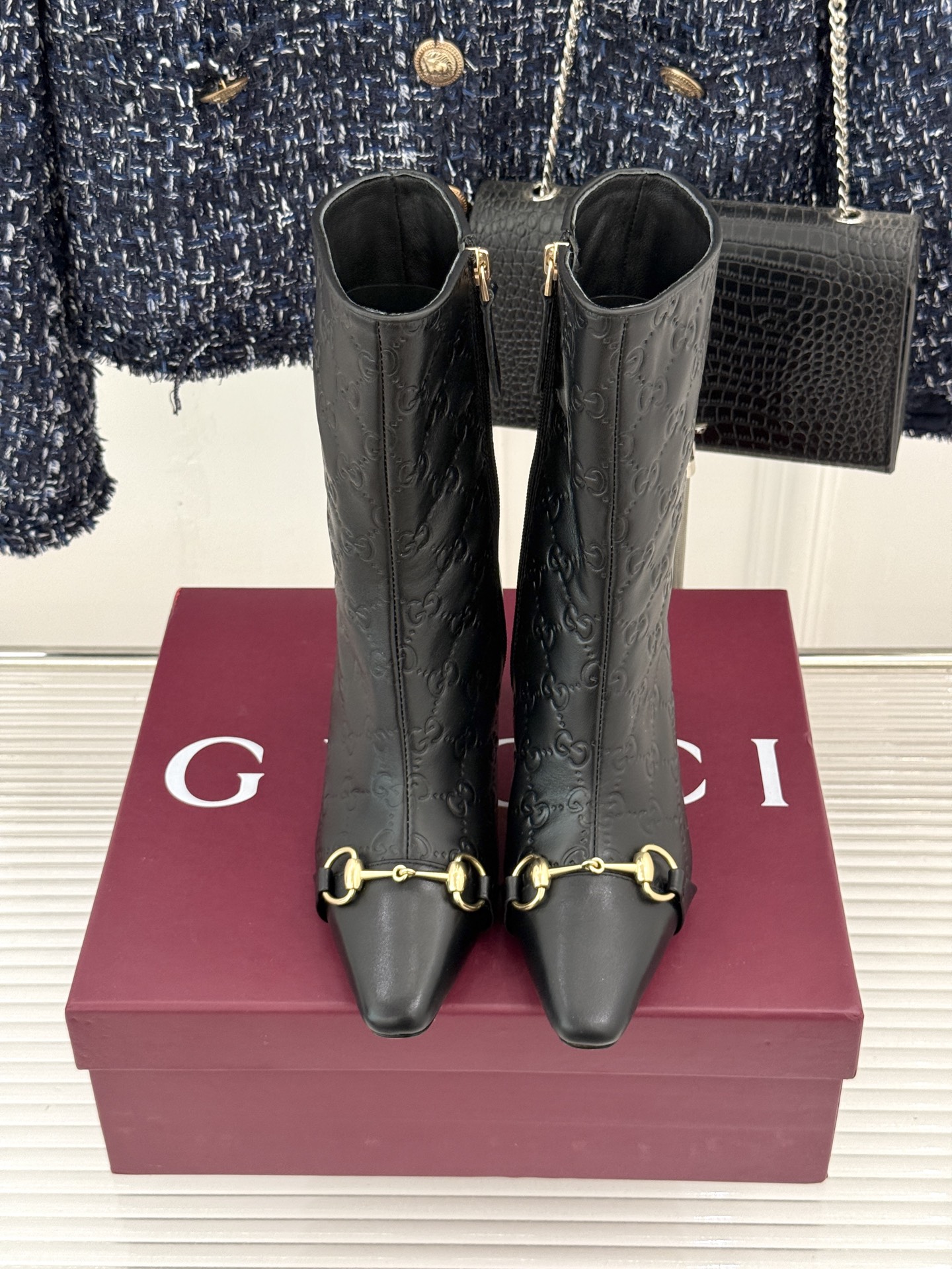 Gucci/古驰26WF新品马衔扣 老花侧拉链粗跟高跟短靴 马衔扣一扣经典 老花纹样爬满整条靴筒 侧拉链从踝到靴筒 粗跟 Gucci/古驰26WF新品马衔扣 老花侧拉链粗跟高跟短靴 马衔扣一扣经典 老花纹样爬满整条靴筒 侧拉链从踝到靴筒 粗跟