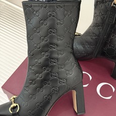 Gucci/古驰26WF新品马衔扣 老花侧拉链粗跟高跟短靴 马衔扣一扣经典 老花纹样爬满整条靴筒 侧拉链从踝到靴筒 粗跟 Gucci/古驰26WF新品马衔扣 老花侧拉链粗跟高跟短靴 马衔扣一扣经典 老花纹样爬满整条靴筒 侧拉链从踝到靴筒 粗跟