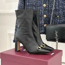 Gucci/古驰26WF新品马衔扣 老花侧拉链粗跟高跟短靴 马衔扣一扣经典 老花纹样爬满整条靴筒 侧拉链从踝到靴筒 粗跟 Gucci/古驰26WF新品马衔扣 老花侧拉链粗跟高跟短靴 马衔扣一扣经典 老花纹样爬满整条靴筒 侧拉链从踝到靴筒 粗跟