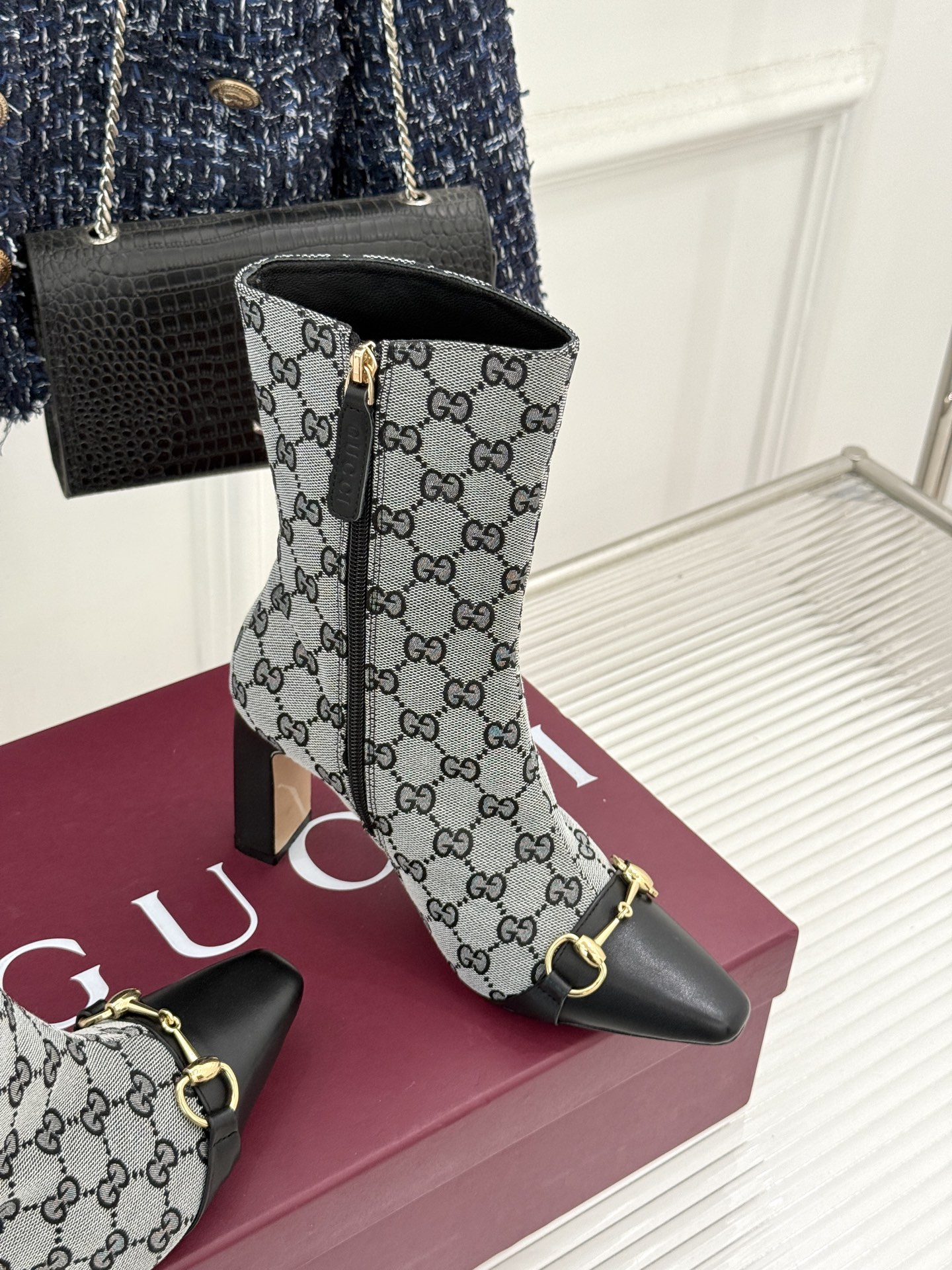 Gucci/古驰26WF新品马衔扣 老花侧拉链粗跟高跟短靴 马衔扣一扣经典 老花纹样爬满整条靴筒 侧拉链从踝到靴筒 粗跟 Gucci/古驰26WF新品马衔扣 老花侧拉链粗跟高跟短靴 马衔扣一扣经典 老花纹样爬满整条靴筒 侧拉链从踝到靴筒 粗跟