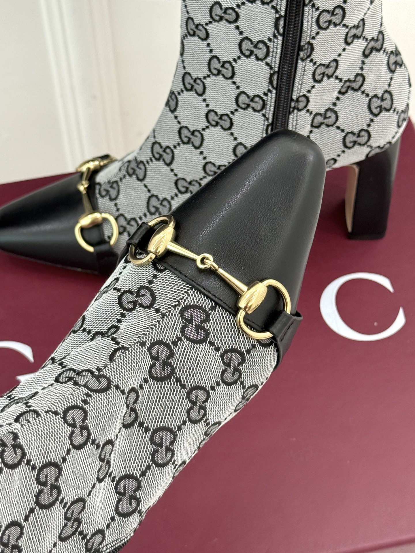 Gucci/古驰26WF新品马衔扣 老花侧拉链粗跟高跟短靴 马衔扣一扣经典 老花纹样爬满整条靴筒 侧拉链从踝到靴筒 粗跟 Gucci/古驰26WF新品马衔扣 老花侧拉链粗跟高跟短靴 马衔扣一扣经典 老花纹样爬满整条靴筒 侧拉链从踝到靴筒 粗跟