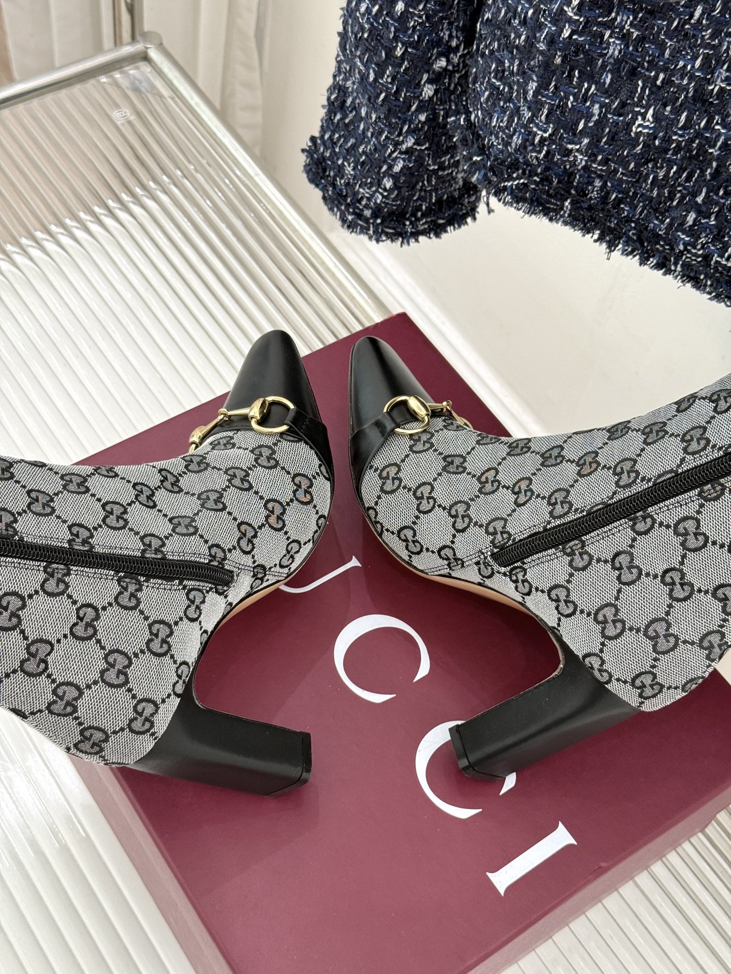 Gucci/古驰26WF新品马衔扣 老花侧拉链粗跟高跟短靴 马衔扣一扣经典 老花纹样爬满整条靴筒 侧拉链从踝到靴筒 粗跟 Gucci/古驰26WF新品马衔扣 老花侧拉链粗跟高跟短靴 马衔扣一扣经典 老花纹样爬满整条靴筒 侧拉链从踝到靴筒 粗跟