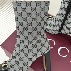 Gucci/古驰26WF新品马衔扣 老花侧拉链粗跟高跟短靴 马衔扣一扣经典 老花纹样爬满整条靴筒 侧拉链从踝到靴筒 粗跟 Gucci/古驰26WF新品马衔扣 老花侧拉链粗跟高跟短靴 马衔扣一扣经典 老花纹样爬满整条靴筒 侧拉链从踝到靴筒 粗跟