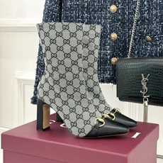 Gucci/古驰26WF新品马衔扣 老花侧拉链粗跟高跟短靴 马衔扣一扣经典 老花纹样爬满整条靴筒 侧拉链从踝到靴筒 粗跟 Gucci/古驰26WF新品马衔扣 老花侧拉链粗跟高跟短靴 马衔扣一扣经典 老花纹样爬满整条靴筒 侧拉链从踝到靴筒 粗跟