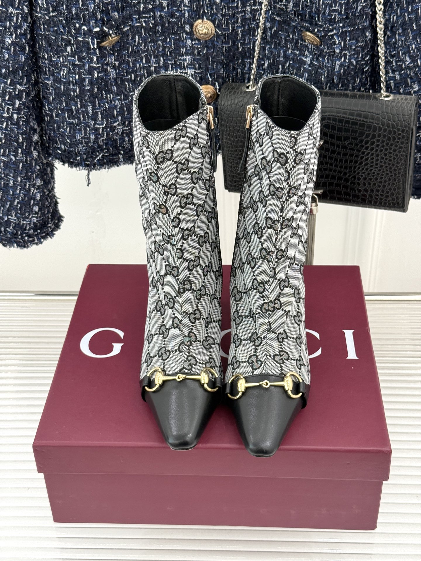 Gucci/古驰26WF新品马衔扣 老花侧拉链粗跟高跟短靴 马衔扣一扣经典 老花纹样爬满整条靴筒 侧拉链从踝到靴筒 粗跟 Gucci/古驰26WF新品马衔扣 老花侧拉链粗跟高跟短靴 马衔扣一扣经典 老花纹样爬满整条靴筒 侧拉链从踝到靴筒 粗跟