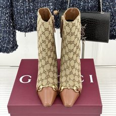 Gucci/古驰26WF新品马衔扣 老花侧拉链粗跟高跟短靴 马衔扣一扣经典 老花纹样爬满整条靴筒 侧拉链从踝到靴筒 粗跟 Gucci/古驰26WF新品马衔扣 老花侧拉链粗跟高跟短靴 马衔扣一扣经典 老花纹样爬满整条靴筒 侧拉链从踝到靴筒 粗跟