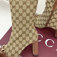 Gucci/古驰26WF新品马衔扣 老花侧拉链粗跟高跟短靴 马衔扣一扣经典 老花纹样爬满整条靴筒 侧拉链从踝到靴筒 粗跟 Gucci/古驰26WF新品马衔扣 老花侧拉链粗跟高跟短靴 马衔扣一扣经典 老花纹样爬满整条靴筒 侧拉链从踝到靴筒 粗跟
