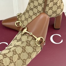 Gucci/古驰26WF新品马衔扣 老花侧拉链粗跟高跟短靴 马衔扣一扣经典 老花纹样爬满整条靴筒 侧拉链从踝到靴筒 粗跟 Gucci/古驰26WF新品马衔扣 老花侧拉链粗跟高跟短靴 马衔扣一扣经典 老花纹样爬满整条靴筒 侧拉链从踝到靴筒 粗跟