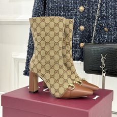 Gucci/古驰26WF新品马衔扣 老花侧拉链粗跟高跟短靴 马衔扣一扣经典 老花纹样爬满整条靴筒 侧拉链从踝到靴筒 粗跟 Gucci/古驰26WF新品马衔扣 老花侧拉链粗跟高跟短靴 马衔扣一扣经典 老花纹样爬满整条靴筒 侧拉链从踝到靴筒 粗跟