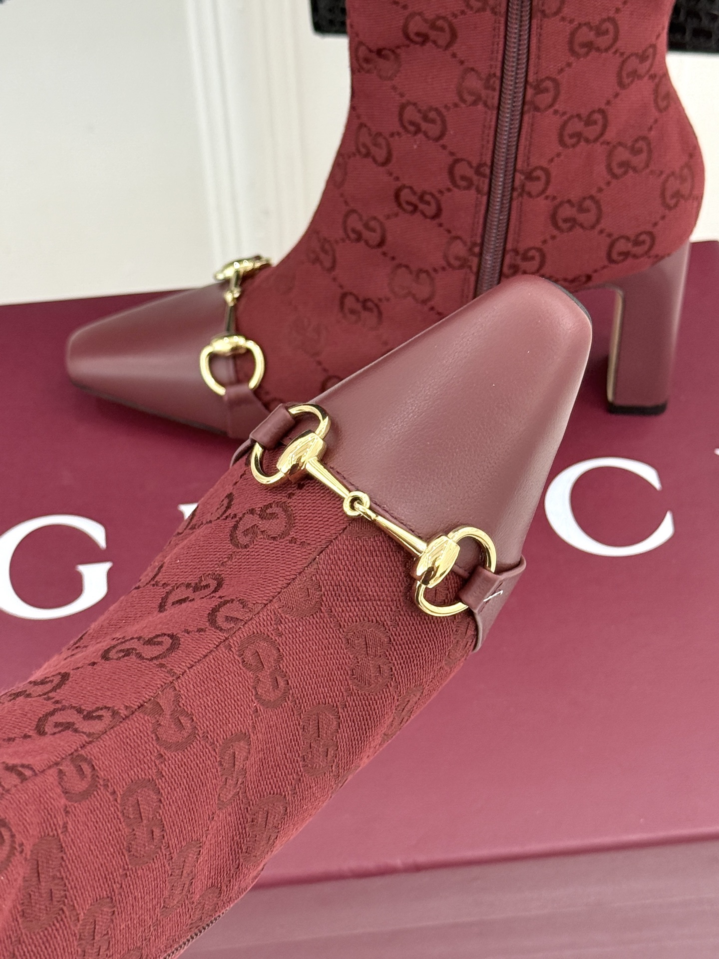 Gucci/古驰26WF新品马衔扣 老花侧拉链粗跟高跟短靴 马衔扣一扣经典 老花纹样爬满整条靴筒 侧拉链从踝到靴筒 粗跟 Gucci/古驰26WF新品马衔扣 老花侧拉链粗跟高跟短靴 马衔扣一扣经典 老花纹样爬满整条靴筒 侧拉链从踝到靴筒 粗跟