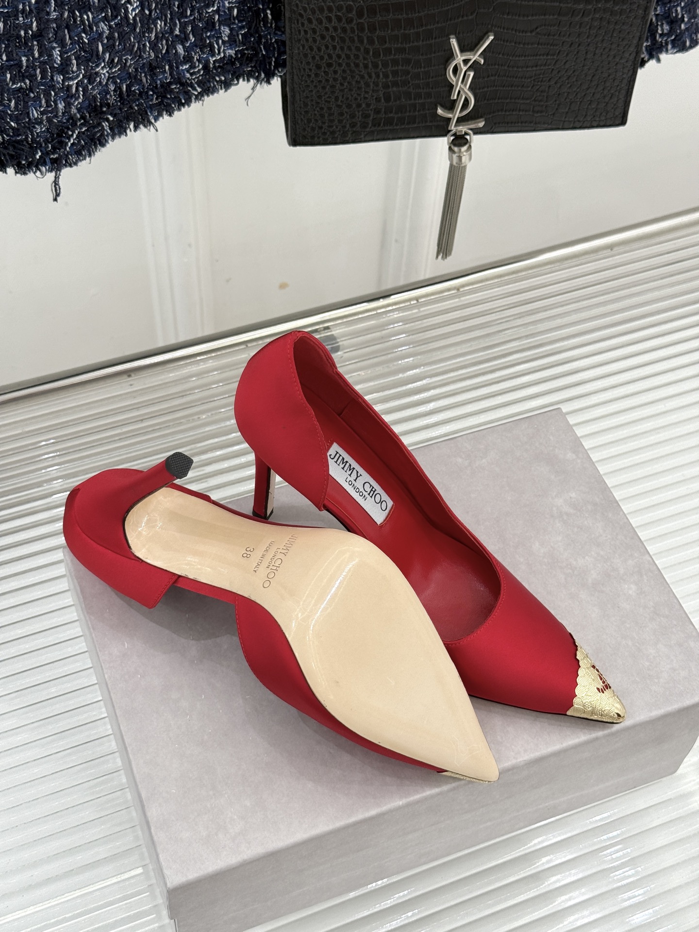 Jimmy Choo/吉米周26WF新品 真丝金属头侧空高跟鞋 真丝缎面贴脚背 金属鞋头凝一抹冷冽光 侧空裁出纤细脚踝 Jimmy Choo/吉米周26WF新品 真丝金属头侧空高跟鞋 真丝缎面贴脚背 金属鞋头凝一抹冷冽光 侧空裁出纤细脚踝