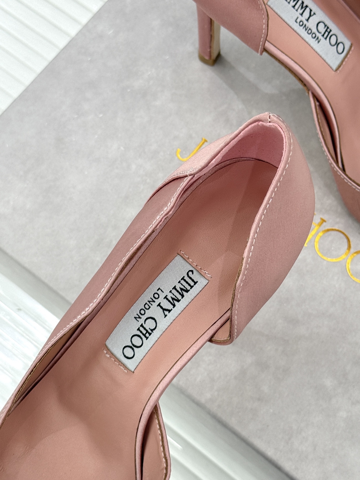 Jimmy Choo/吉米周26WF新品 真丝金属头侧空高跟鞋 真丝缎面贴脚背 金属鞋头凝一抹冷冽光 侧空裁出纤细脚踝 