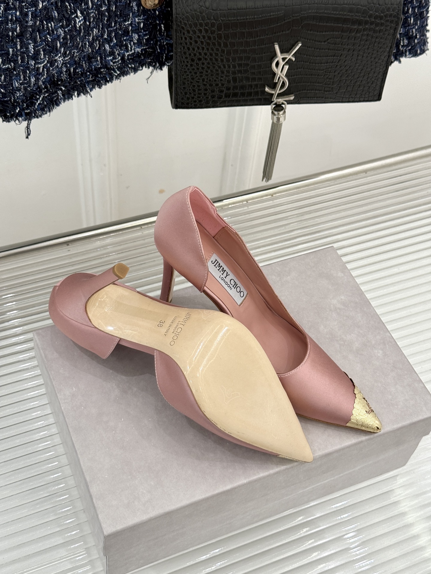 Jimmy Choo/吉米周26WF新品 真丝金属头侧空高跟鞋 真丝缎面贴脚背 金属鞋头凝一抹冷冽光 侧空裁出纤细脚踝 