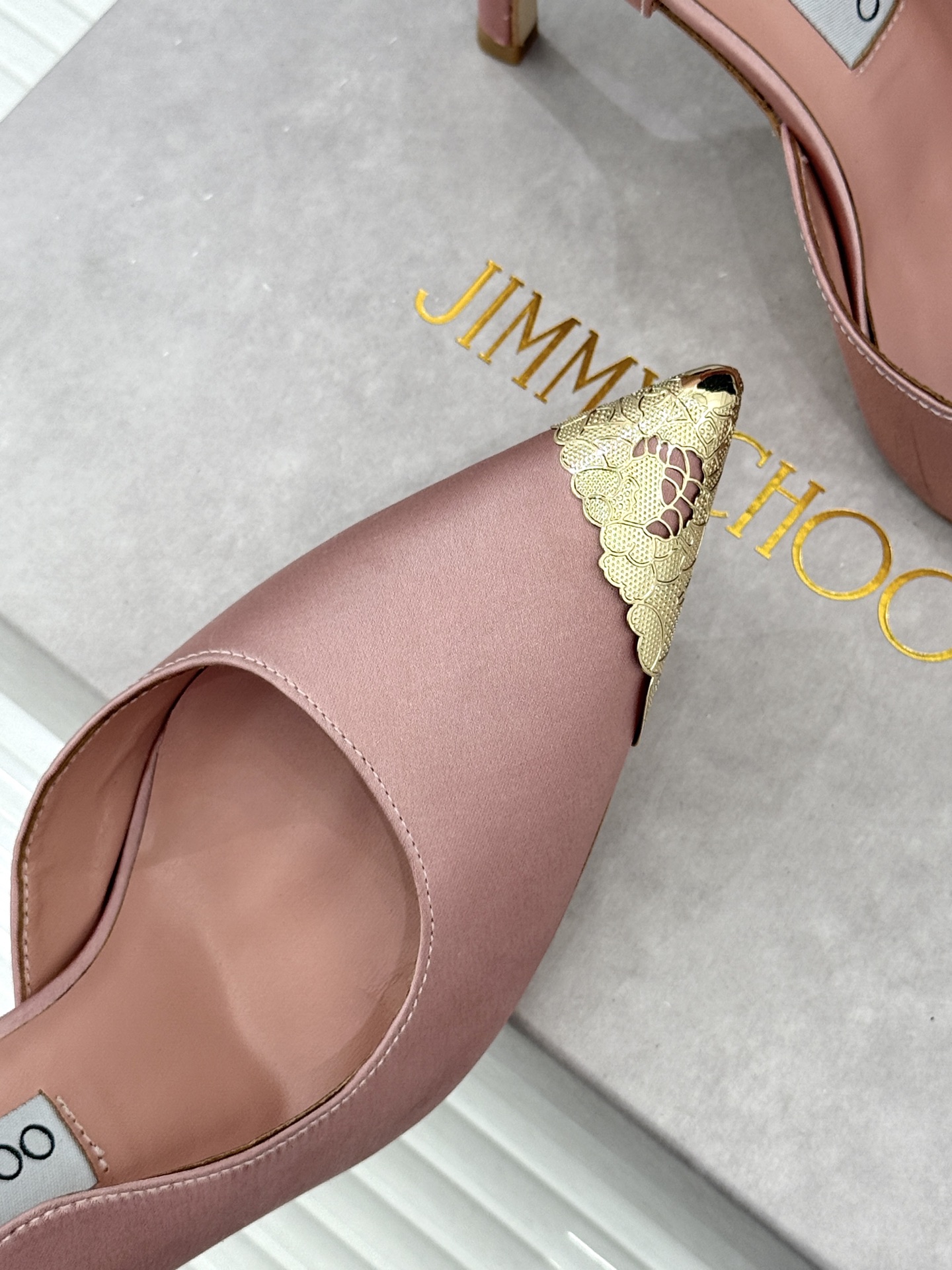 Jimmy Choo/吉米周26WF新品 真丝金属头侧空高跟鞋 真丝缎面贴脚背 金属鞋头凝一抹冷冽光 侧空裁出纤细脚踝 