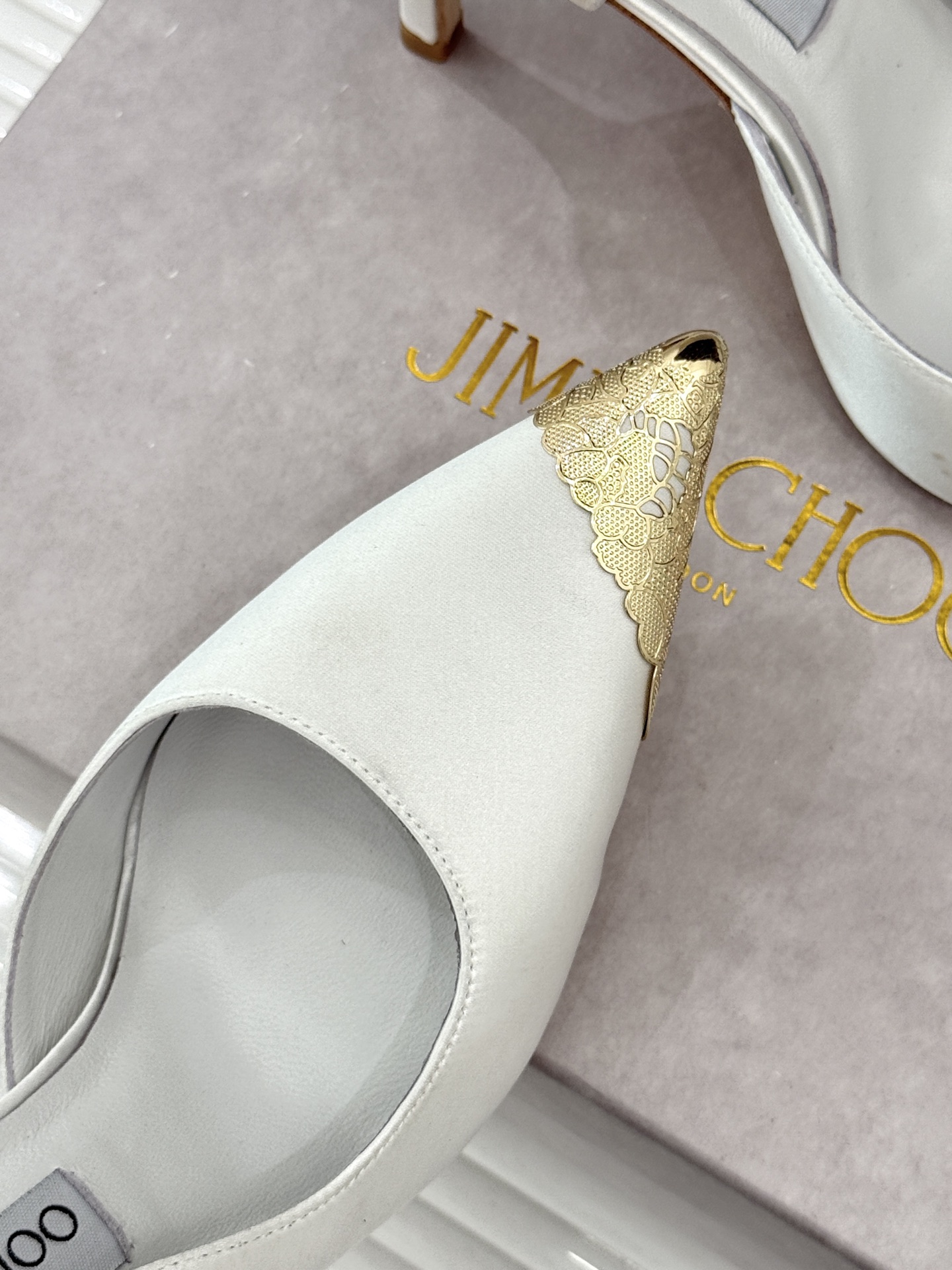 Jimmy Choo/吉米周26WF新品 真丝金属头侧空高跟鞋 真丝缎面贴脚背 金属鞋头凝一抹冷冽光 侧空裁出纤细脚踝 
