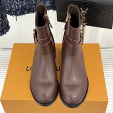 L*V驴家26WF新品皮带扣 侧拉链矮跟短靴 皮带扣锁死复古调性 侧拉链丝滑好穿脱 矮粗跟衬得腿型直 粒面牛皮漫溢高级质 L*V驴家26WF新品皮带扣 侧拉链矮跟短靴 皮带扣锁死复古调性 侧拉链丝滑好穿脱 矮粗跟衬得腿型直 粒面牛皮漫溢高级质