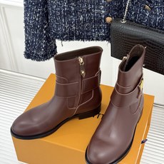 L*V驴家26WF新品皮带扣 侧拉链矮跟短靴 皮带扣锁死复古调性 侧拉链丝滑好穿脱 矮粗跟衬得腿型直 粒面牛皮漫溢高级质 L*V驴家26WF新品皮带扣 侧拉链矮跟短靴 皮带扣锁死复古调性 侧拉链丝滑好穿脱 矮粗跟衬得腿型直 粒面牛皮漫溢高级质