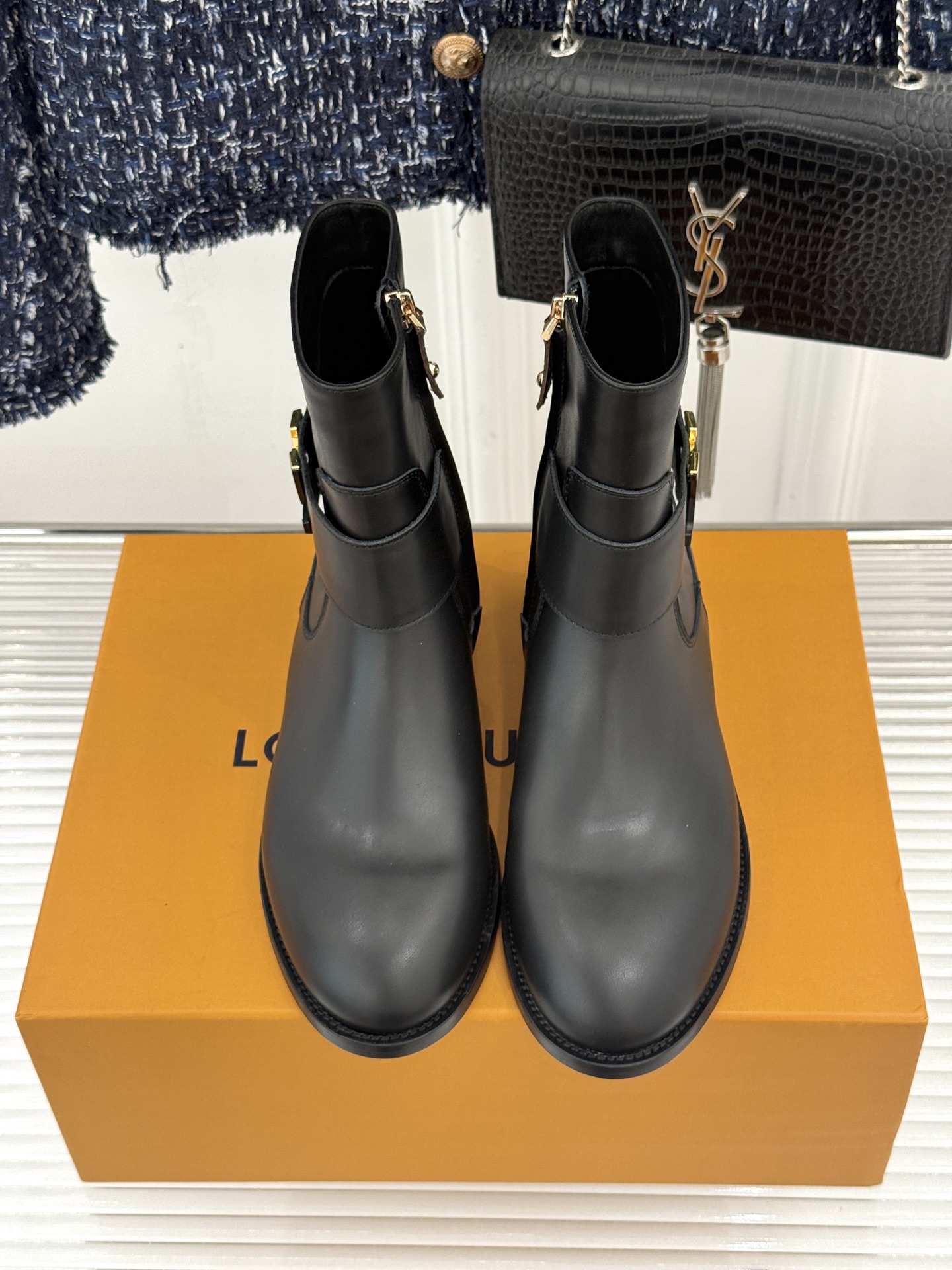 L*V驴家26WF新品皮带扣 侧拉链矮跟短靴 皮带扣锁死复古调性 侧拉链丝滑好穿脱 矮粗跟衬得腿型直 粒面牛皮漫溢高级质 L*V驴家26WF新品皮带扣 侧拉链矮跟短靴 皮带扣锁死复古调性 侧拉链丝滑好穿脱 矮粗跟衬得腿型直 粒面牛皮漫溢高级质
