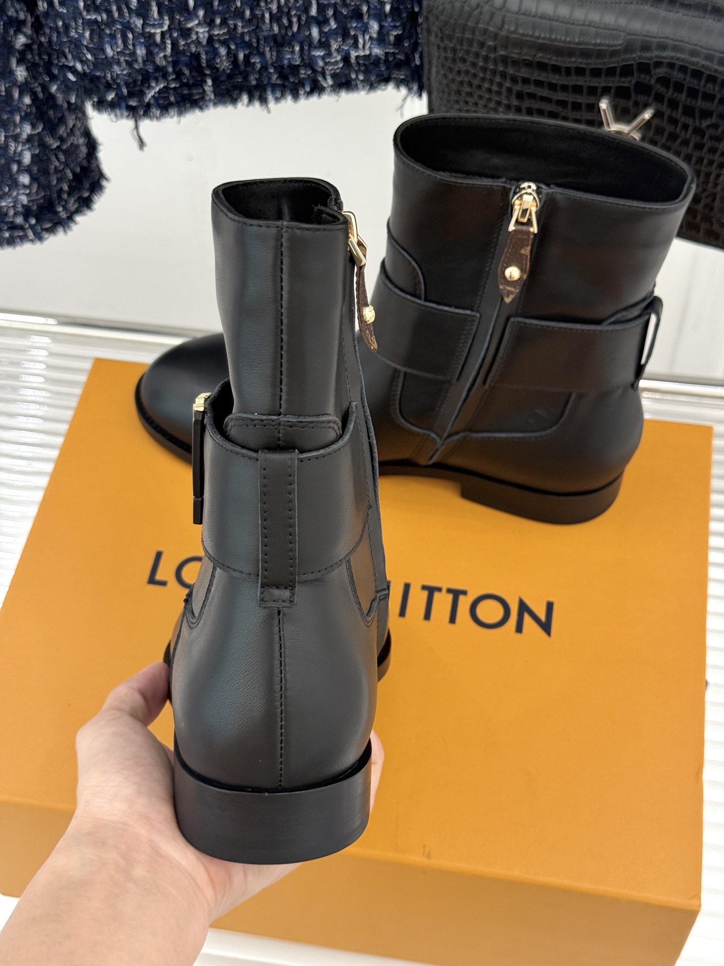 L*V驴家26WF新品皮带扣 侧拉链矮跟短靴 皮带扣锁死复古调性 侧拉链丝滑好穿脱 矮粗跟衬得腿型直 粒面牛皮漫溢高级质 L*V驴家26WF新品皮带扣 侧拉链矮跟短靴 皮带扣锁死复古调性 侧拉链丝滑好穿脱 矮粗跟衬得腿型直 粒面牛皮漫溢高级质