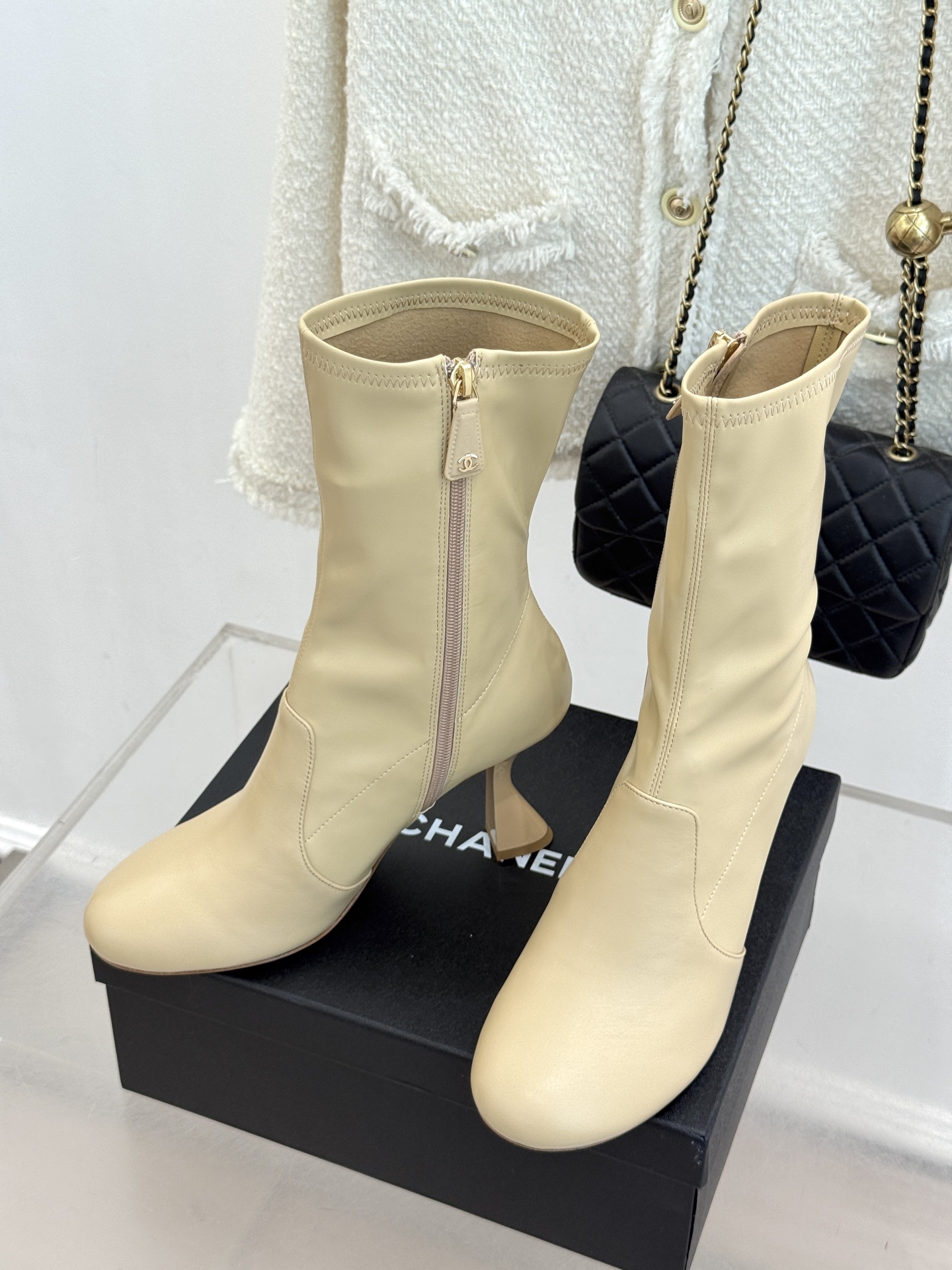 CHANE*|小香26K秋冬新品 极简圆头高跟弹力短靴 鞋柜压轴的宝藏短靴 秋冬必入的封神款 极简圆头藏着高级感 高跟撑 CHANE*|小香26K秋冬新品 极简圆头高跟弹力短靴 鞋柜压轴的宝藏短靴 秋冬必入的封神款 极简圆头藏着高级感 高跟撑