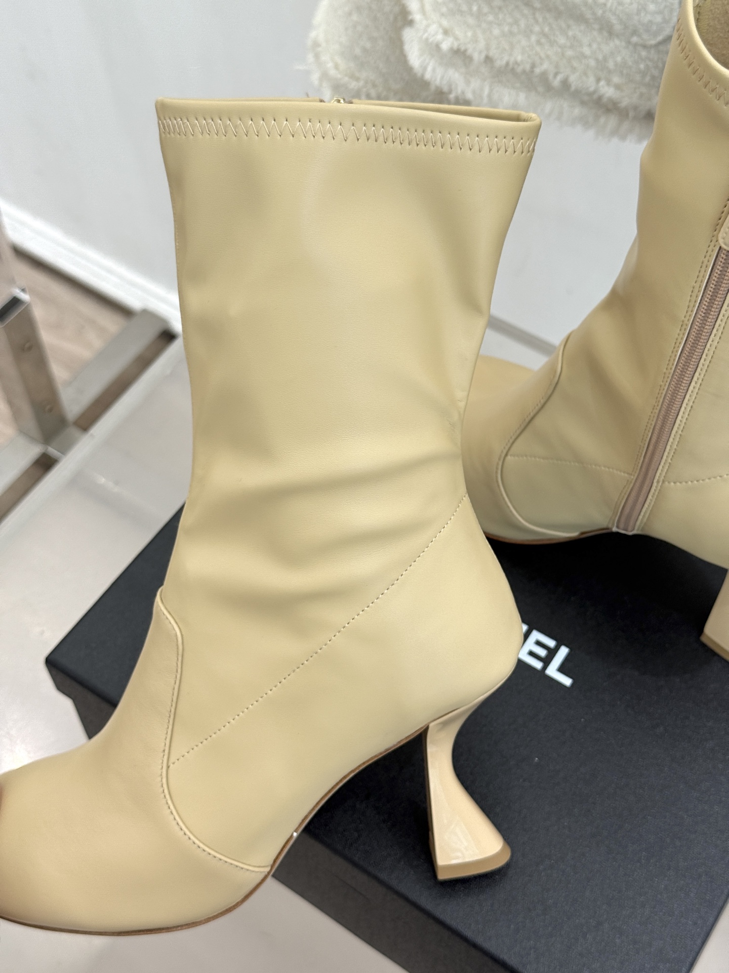 CHANE*|小香26K秋冬新品 极简圆头高跟弹力短靴 鞋柜压轴的宝藏短靴 秋冬必入的封神款 极简圆头藏着高级感 高跟撑 CHANE*|小香26K秋冬新品 极简圆头高跟弹力短靴 鞋柜压轴的宝藏短靴 秋冬必入的封神款 极简圆头藏着高级感 高跟撑