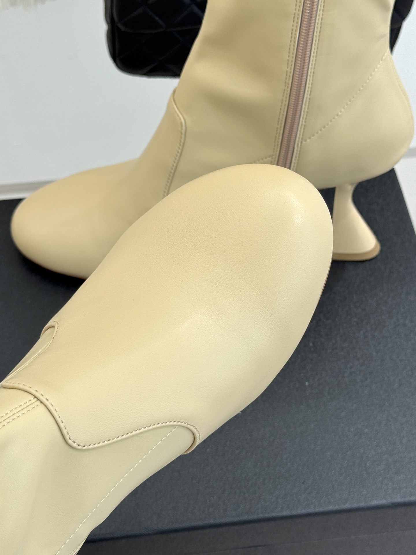 CHANE*|小香26K秋冬新品 极简圆头高跟弹力短靴 鞋柜压轴的宝藏短靴 秋冬必入的封神款 极简圆头藏着高级感 高跟撑 CHANE*|小香26K秋冬新品 极简圆头高跟弹力短靴 鞋柜压轴的宝藏短靴 秋冬必入的封神款 极简圆头藏着高级感 高跟撑