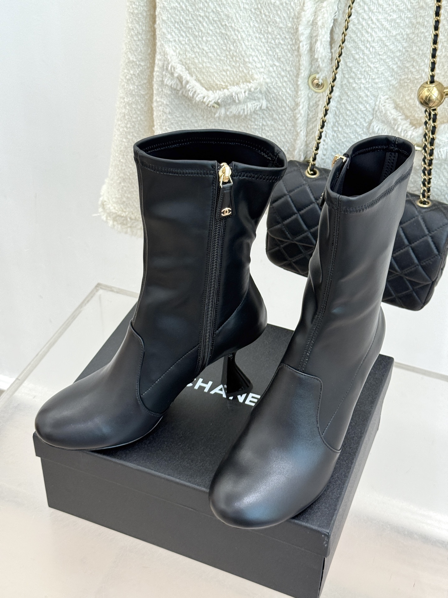 CHANE*|小香26K秋冬新品 极简圆头高跟弹力短靴 鞋柜压轴的宝藏短靴 秋冬必入的封神款 极简圆头藏着高级感 高跟撑 CHANE*|小香26K秋冬新品 极简圆头高跟弹力短靴 鞋柜压轴的宝藏短靴 秋冬必入的封神款 极简圆头藏着高级感 高跟撑