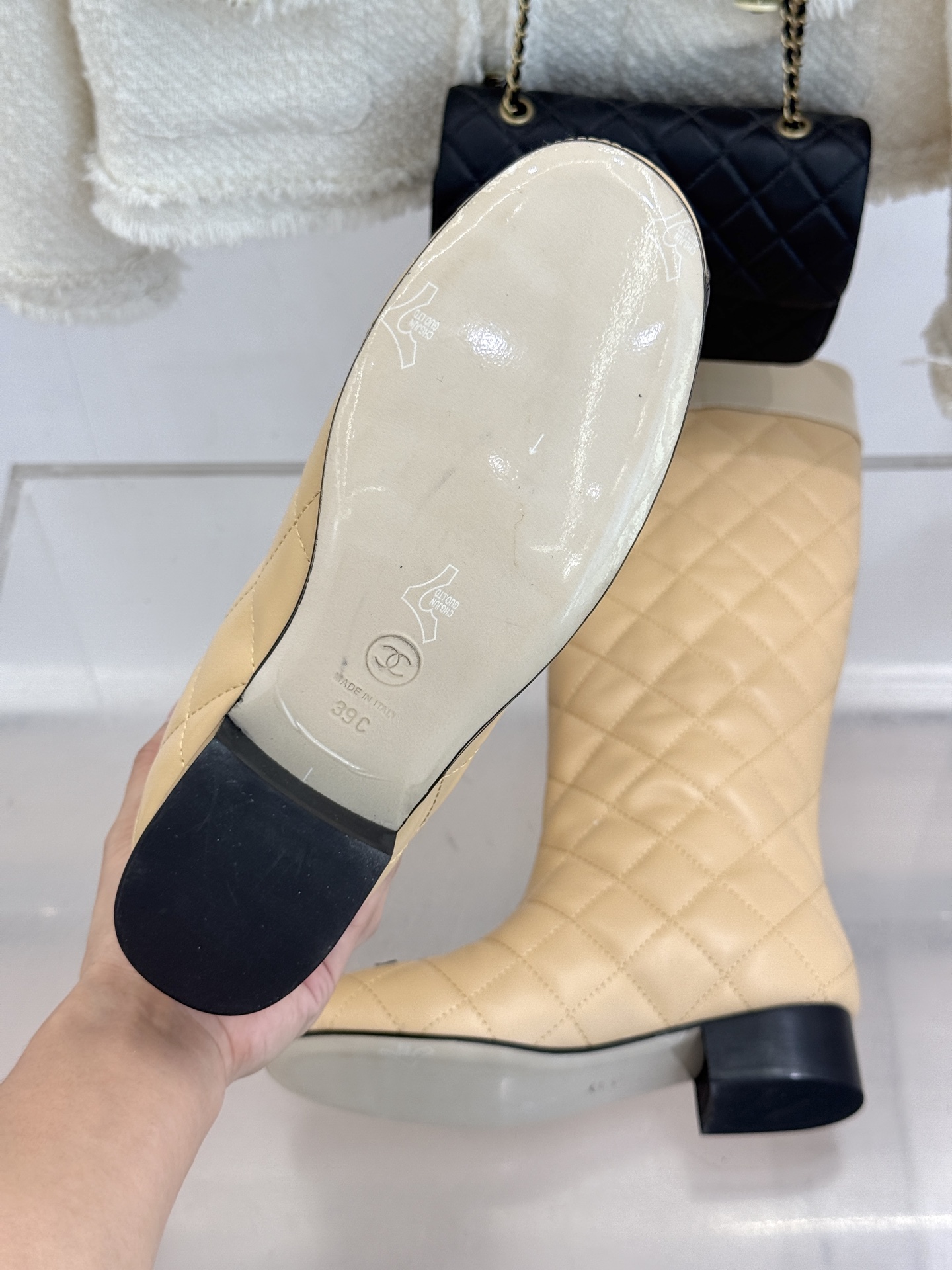 CHANE*|小香经典大双C 菱格中古长靴 菱格纹承续经典香风基因 大双C锁满复古腔调 中长靴筒修饰小腿线条 低跟稳当走 CHANE*|小香经典大双C 菱格中古长靴 菱格纹承续经典香风基因 大双C锁满复古腔调 中长靴筒修饰小腿线条 低跟稳当走
