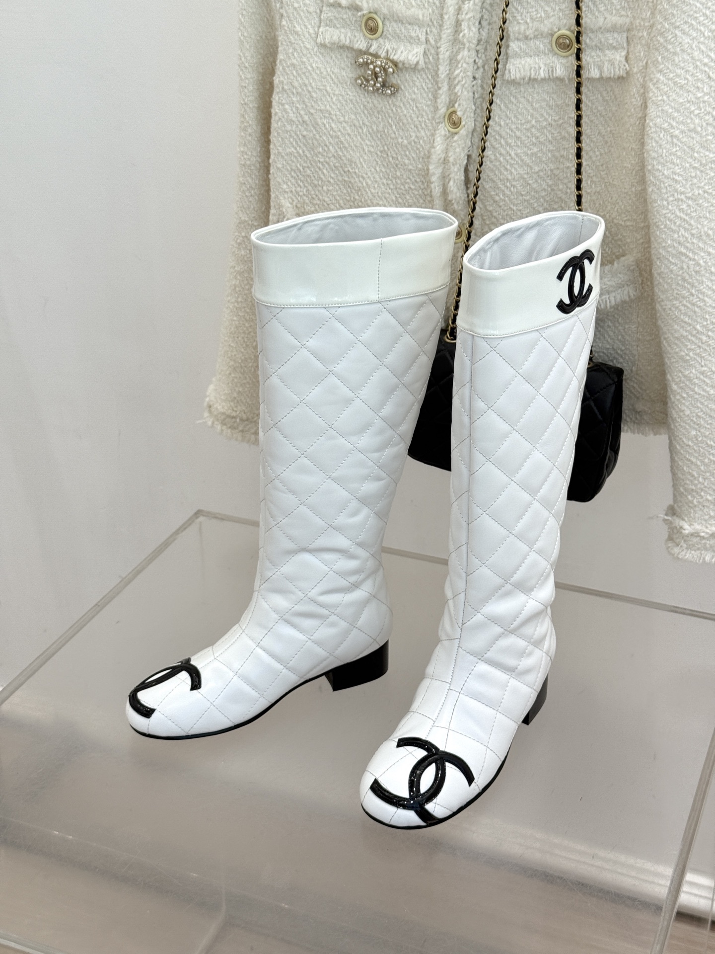 CHANE*|小香经典大双C 菱格中古长靴 菱格纹承续经典香风基因 大双C锁满复古腔调 中长靴筒修饰小腿线条 低跟稳当走 CHANE*|小香经典大双C 菱格中古长靴 菱格纹承续经典香风基因 大双C锁满复古腔调 中长靴筒修饰小腿线条 低跟稳当走