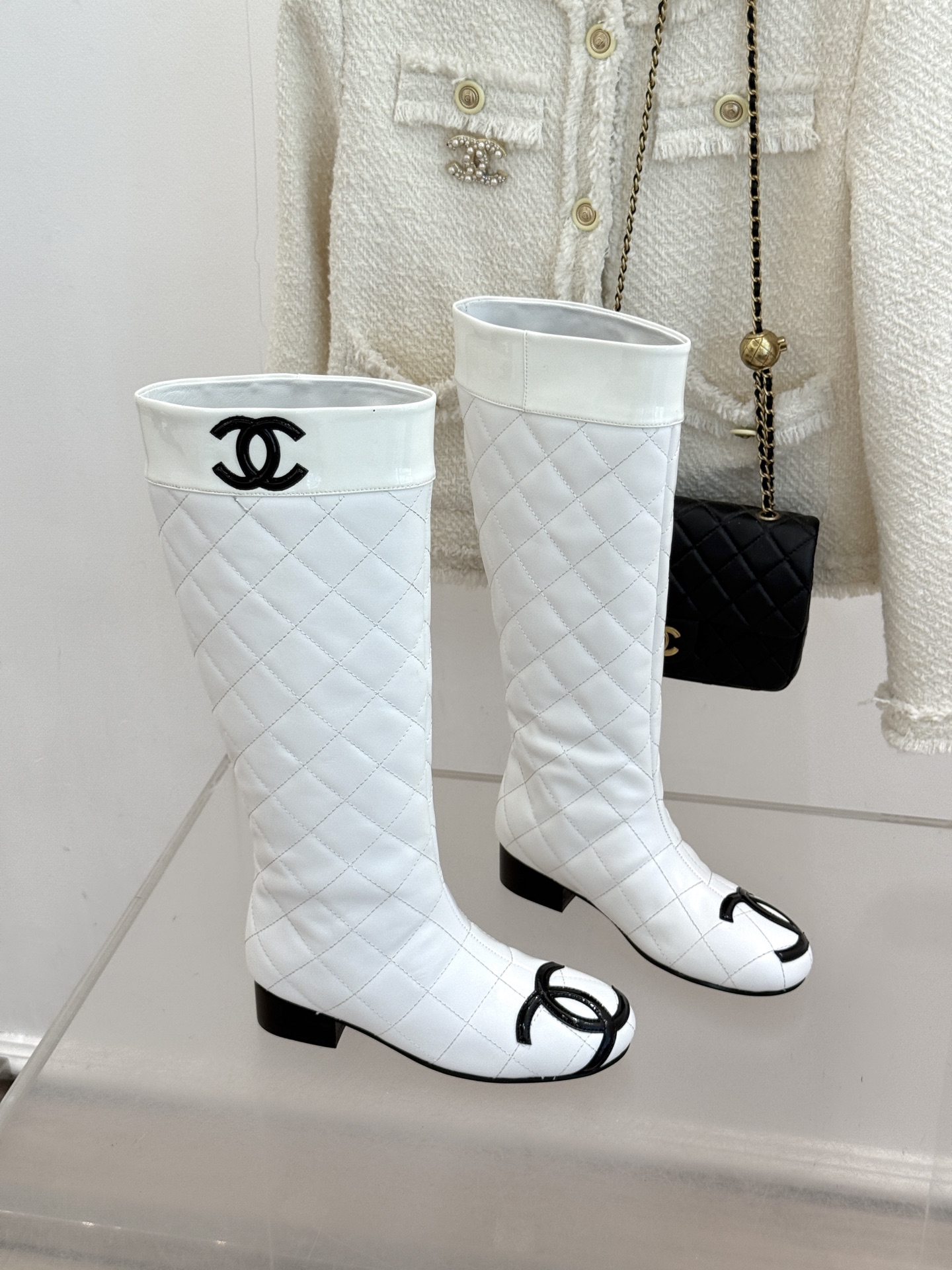 CHANE*|小香经典大双C 菱格中古长靴 菱格纹承续经典香风基因 大双C锁满复古腔调 中长靴筒修饰小腿线条 低跟稳当走 CHANE*|小香经典大双C 菱格中古长靴 菱格纹承续经典香风基因 大双C锁满复古腔调 中长靴筒修饰小腿线条 低跟稳当走