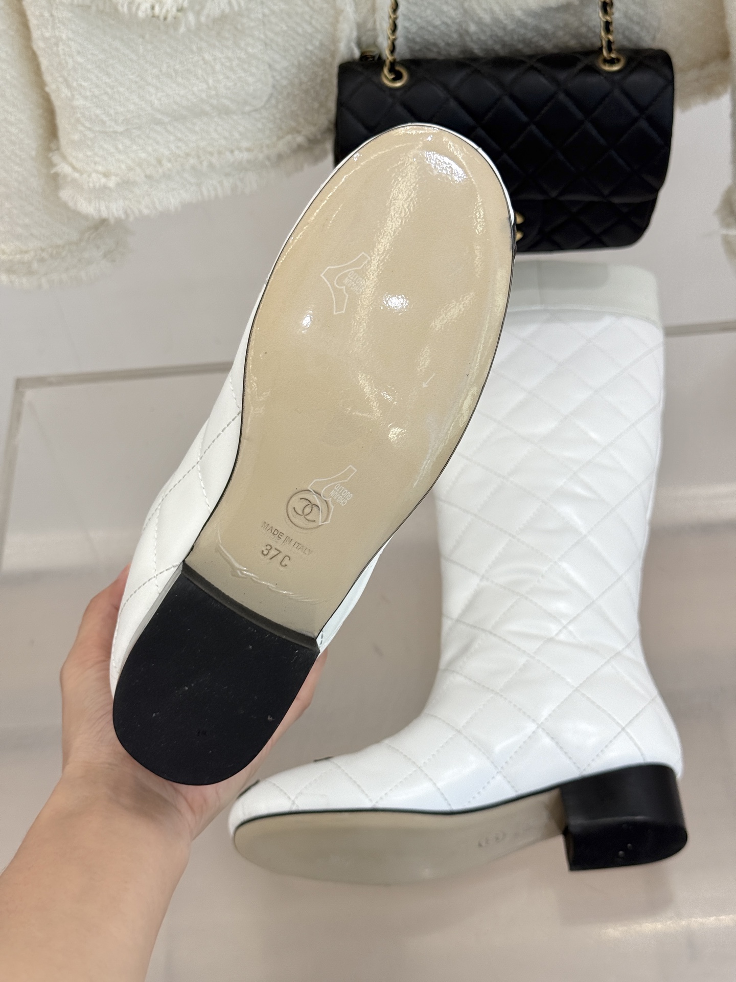 CHANE*|小香经典大双C 菱格中古长靴 菱格纹承续经典香风基因 大双C锁满复古腔调 中长靴筒修饰小腿线条 低跟稳当走 CHANE*|小香经典大双C 菱格中古长靴 菱格纹承续经典香风基因 大双C锁满复古腔调 中长靴筒修饰小腿线条 低跟稳当走