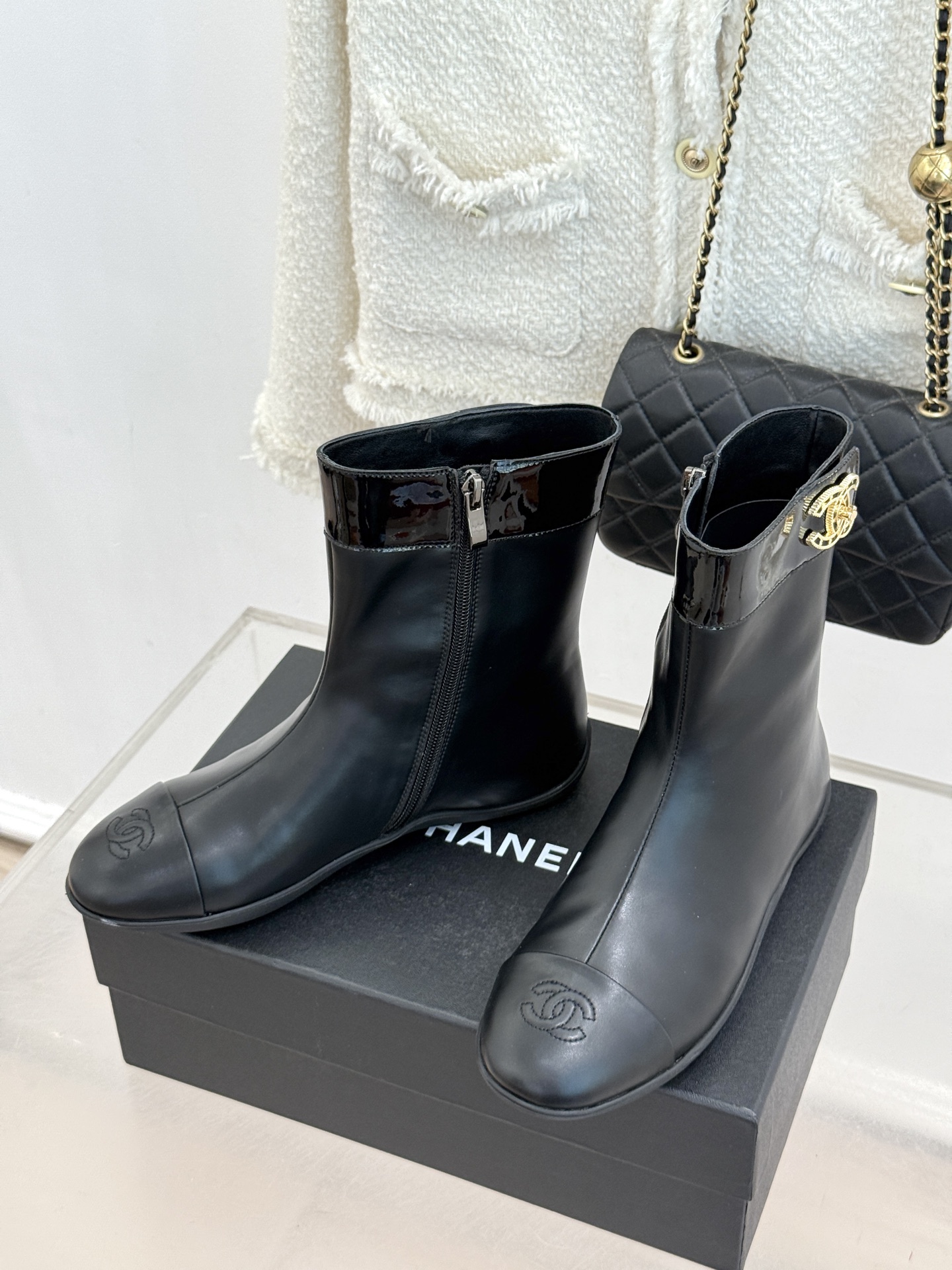 CHANE*|小香26K秋冬新品 双C书包扣侧拉链内增高短靴 双C书包扣扣精致吸睛 侧拉链顺滑一秒穿脱 内增高悄悄拔身高 CHANE*|小香26K秋冬新品 双C书包扣侧拉链内增高短靴 双C书包扣扣精致吸睛 侧拉链顺滑一秒穿脱 内增高悄悄拔身高